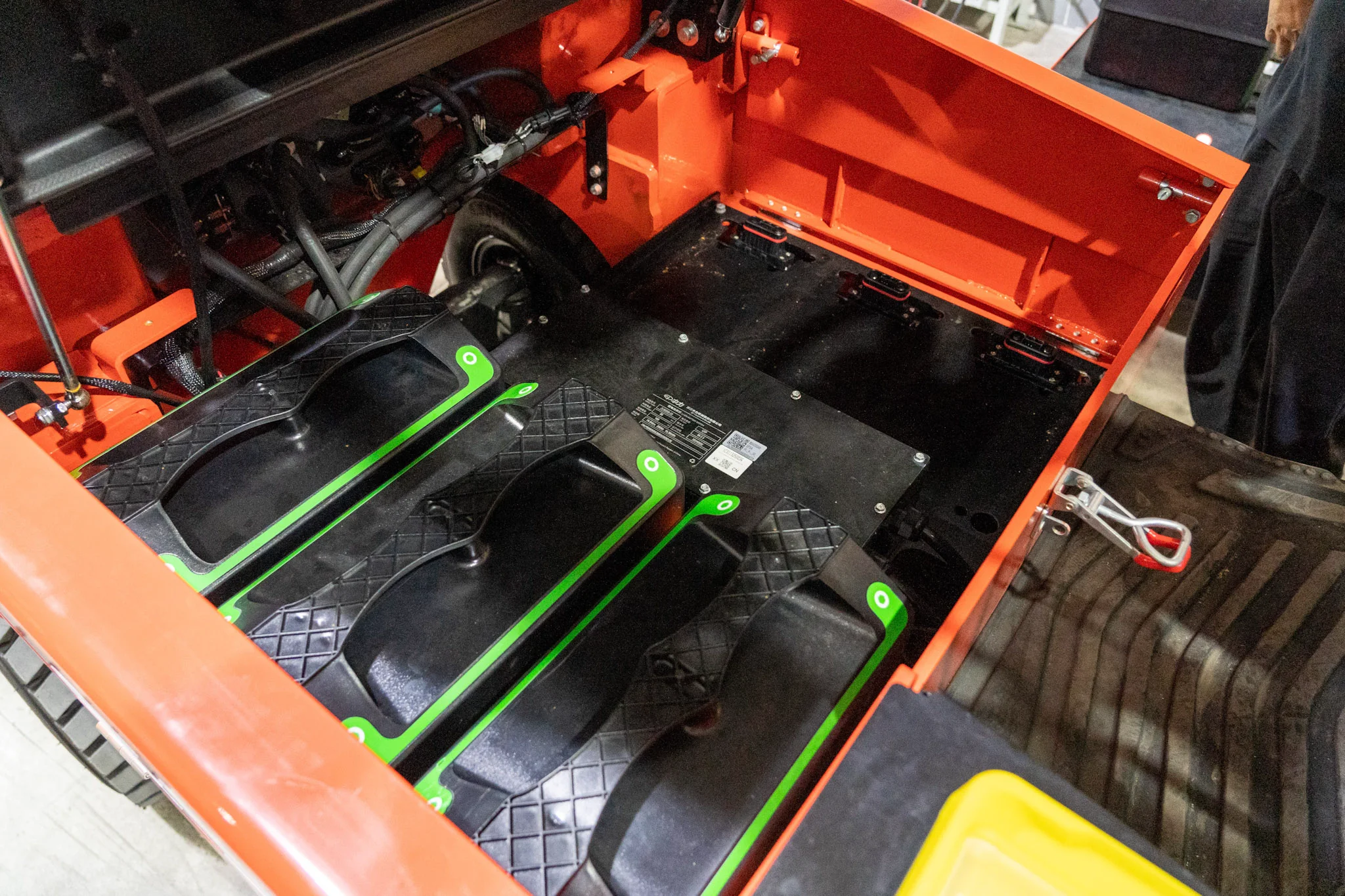 Forklift Electric EP Equipment EFX4 3 Ton With Manual-Swap Battery Packs - Image 2